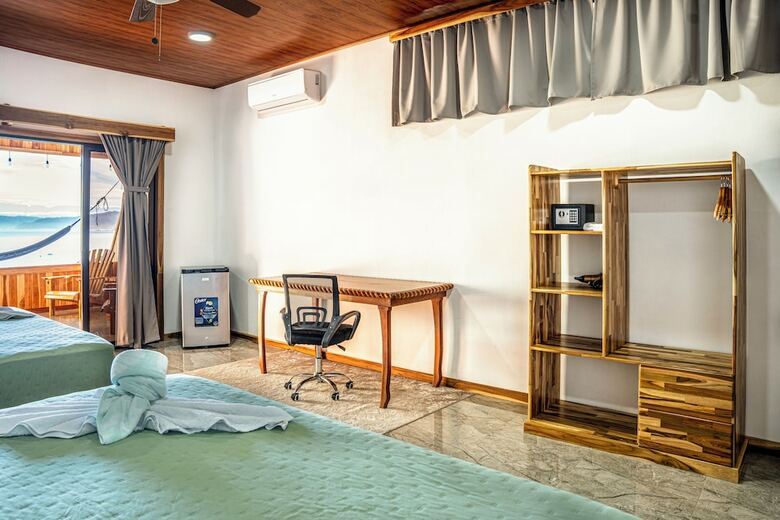Cotingas Ocean View