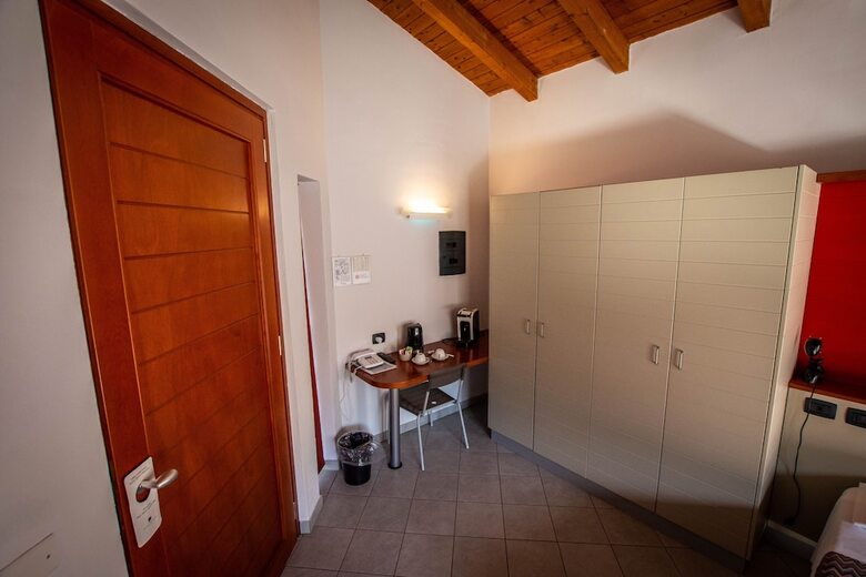 Room In Guest Room - Bright And Spacious Double-room