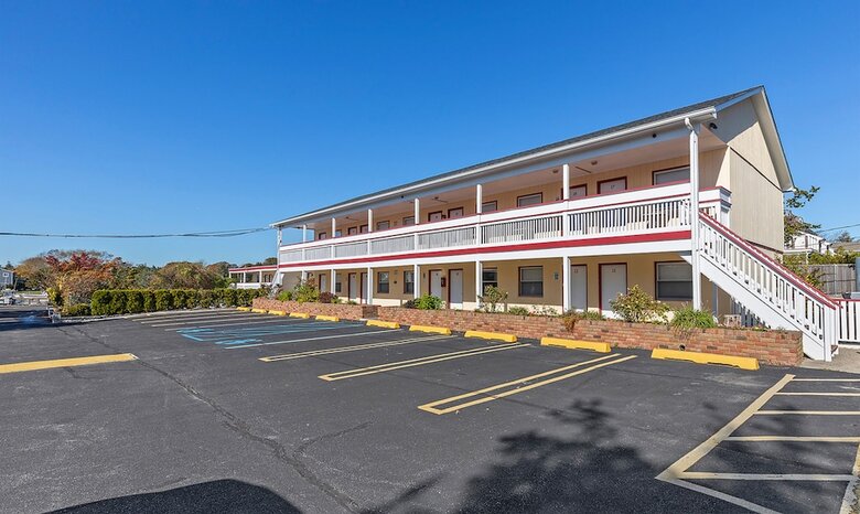 Motel Baywatch Hotel & Marina