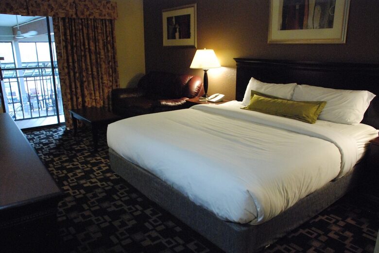 Hotel Express Suites Riverport Inn & Suites