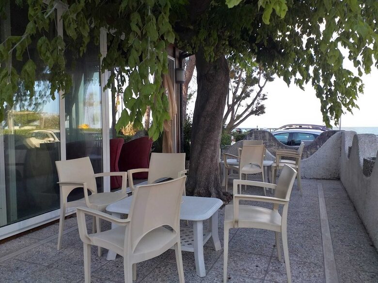 Room In B&B - Spacious Double Room A Stone Throw From The Sea