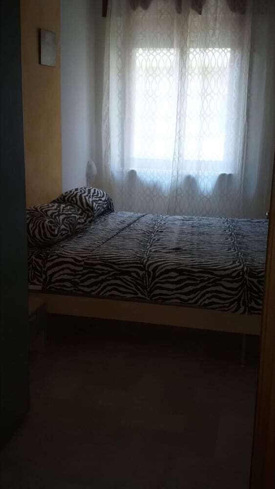 Room In B&B - Spacious Double Room A Stone Throw From The Sea