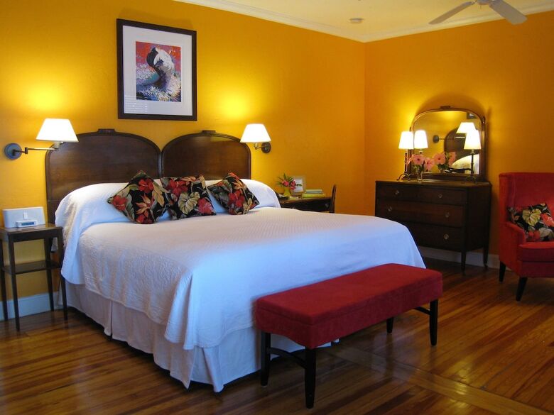 Colony Hotel & Caba�a Club