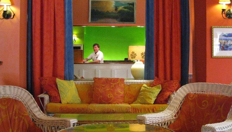 Colony Hotel & Caba�a Club