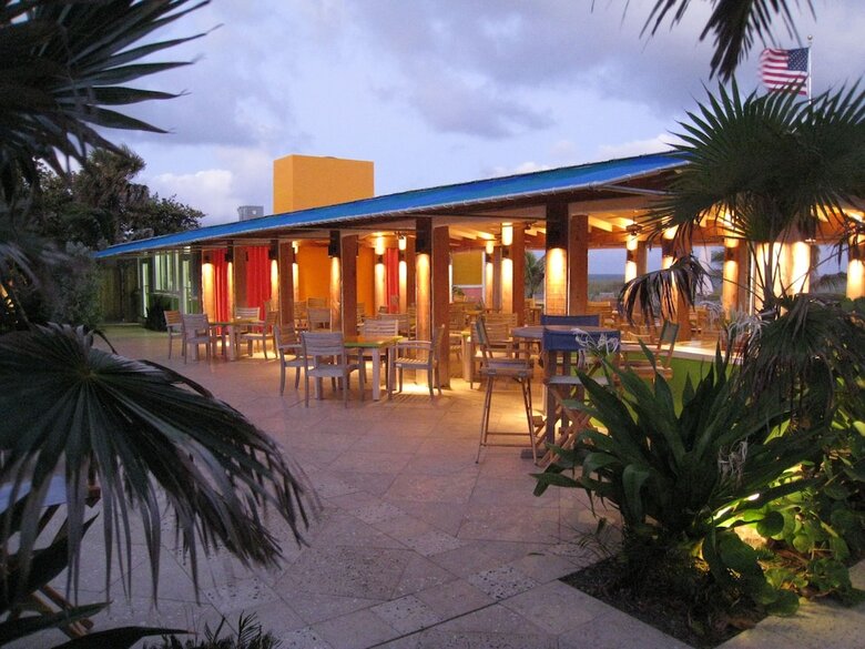 Colony Hotel & Caba�a Club