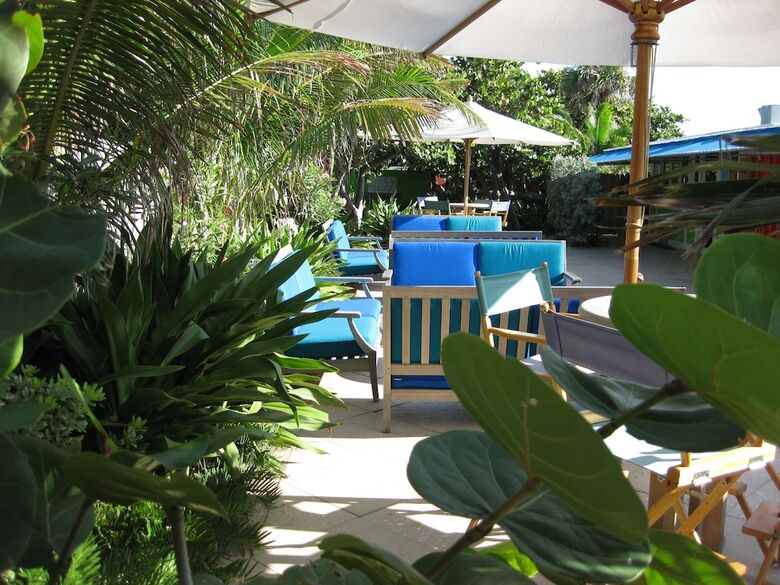 Colony Hotel & Caba�a Club