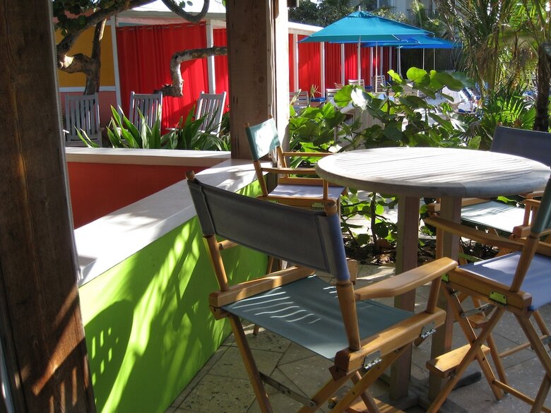 Colony Hotel & Caba�a Club