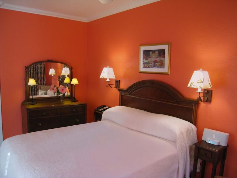 Colony Hotel & Caba�a Club