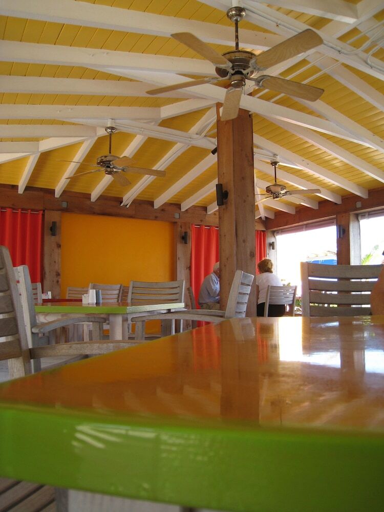 Colony Hotel & Caba�a Club