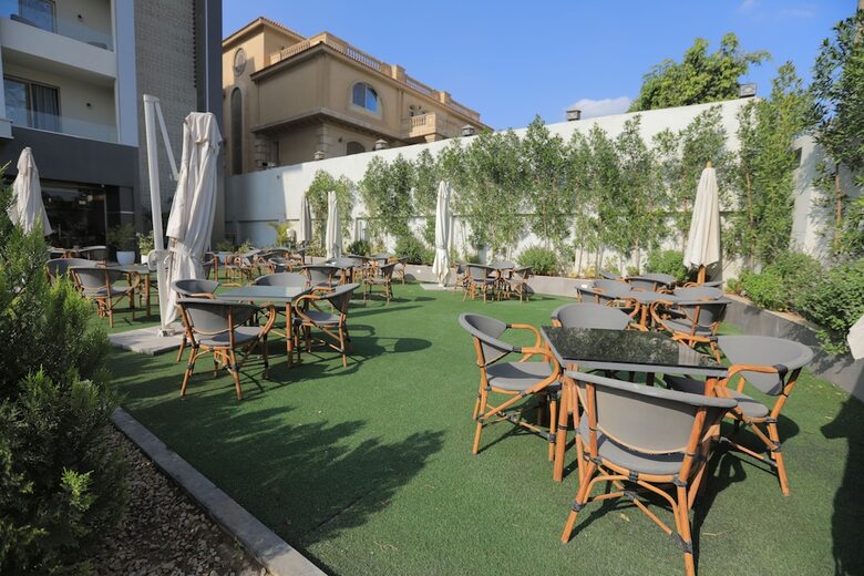 Pyramids Oasis Hotel
