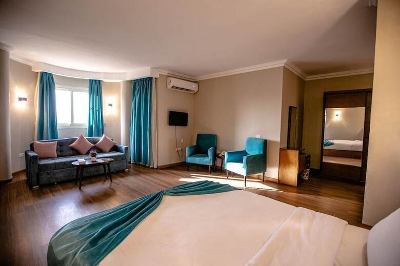 Pyramids Oasis Hotel
