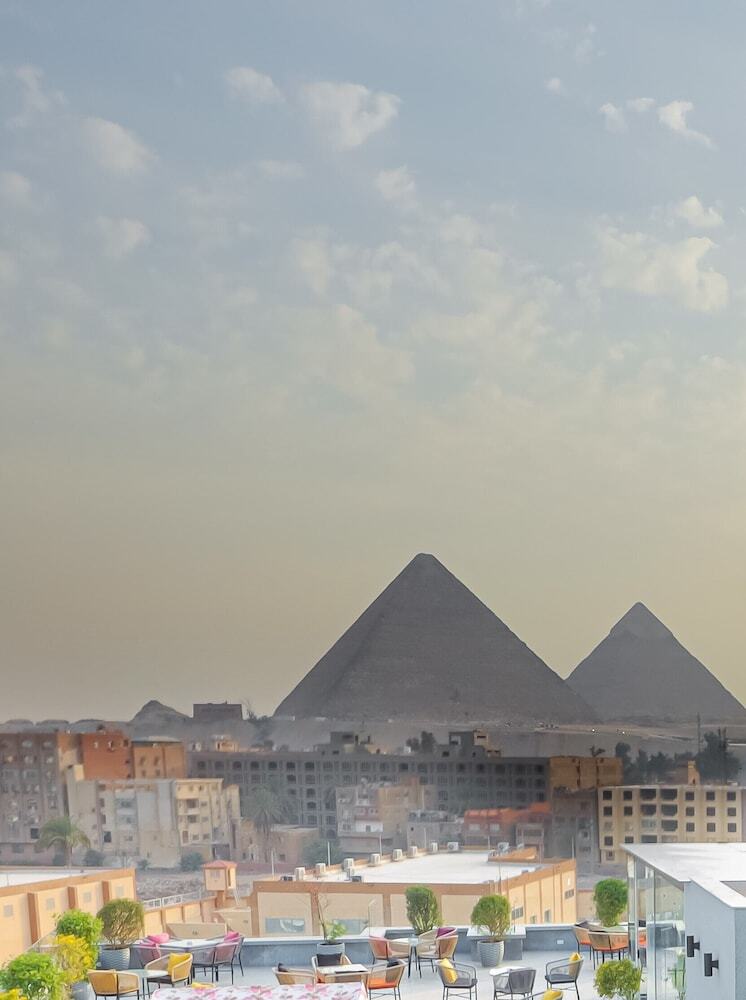 Pyramid Front Hotel