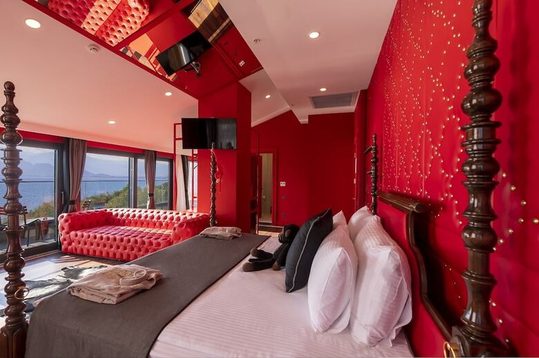 Lucky Monkey Hotel