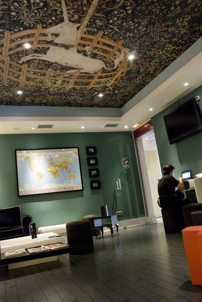 Hostal Revolutum Hostel