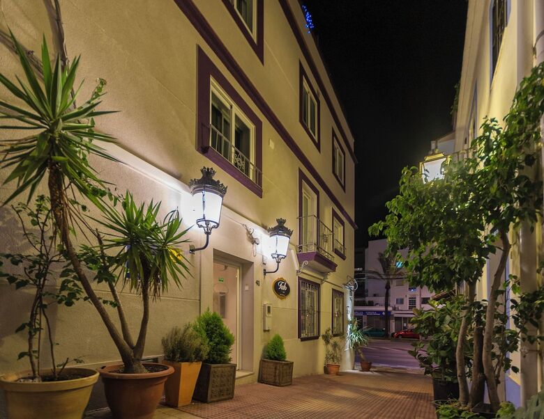 Hostal Tak Boutique Marbella Old Town With Parking