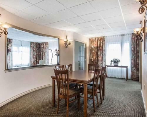 Hotel H�tel Quality Suites Drummondville