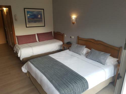 Hotel H�tel Les Chatelmin�s