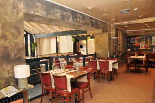 Hotel H�tel Les Chatelmin�s