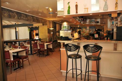 Hotel H�tel Les Chatelmin�s