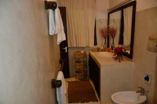 Bed & Breakfast Luna House Moyo Wa Dunia Ltd