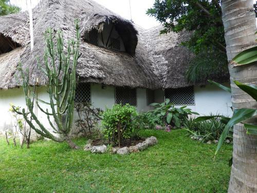 Bed & Breakfast Luna House Moyo Wa Dunia Ltd