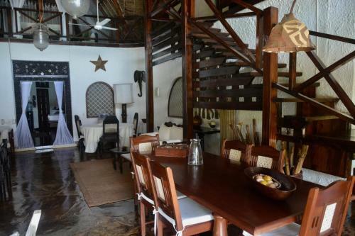 Bed & Breakfast Luna House Moyo Wa Dunia Ltd