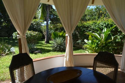 Bed & Breakfast Luna House Moyo Wa Dunia Ltd