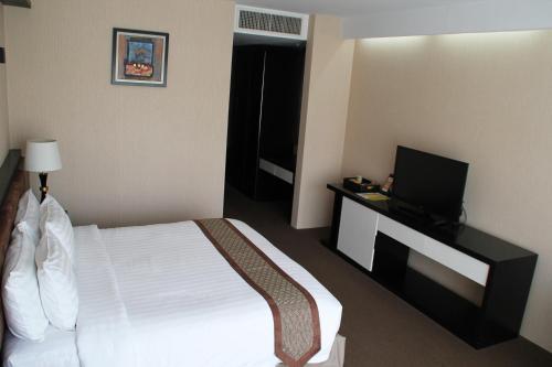 Avenue 64 Hotel