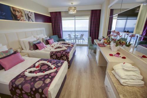 Hotel Azura Deluxe Resort & Spa