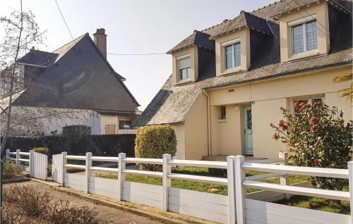Holiday Home Cancale Rue Des Rosiers