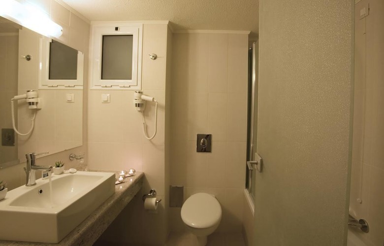 Akrotiri Hotel