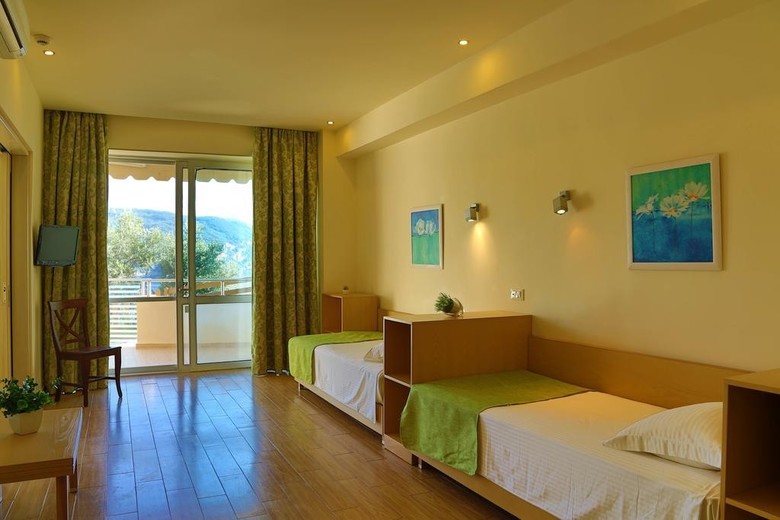 Akrotiri Hotel