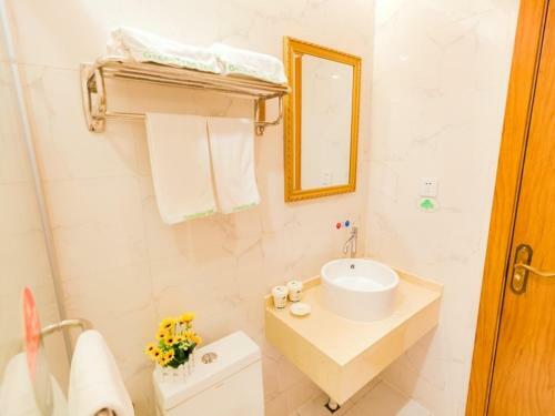 Greentree Inn Shanghai Caoan Road Textile Express Hotel