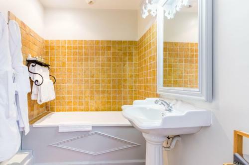 Hotel Hostellerie Du Ch�teau Des Fines Roches