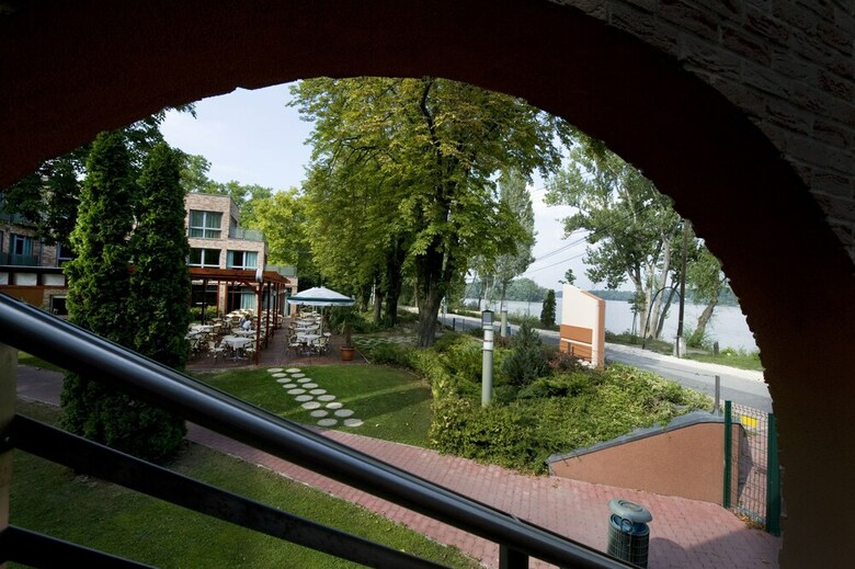 Holiday Beach Budapest Wellness Hotel With Sauna Park