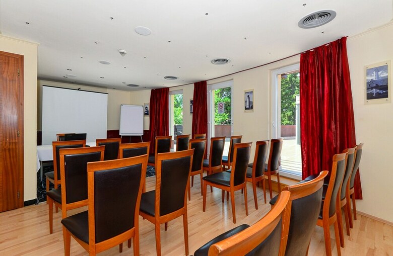 Holiday Beach Budapest Wellness Hotel With Sauna Park