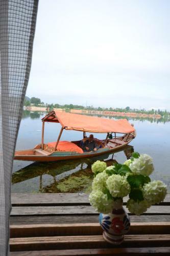 Houseboat Lily Of Nageen