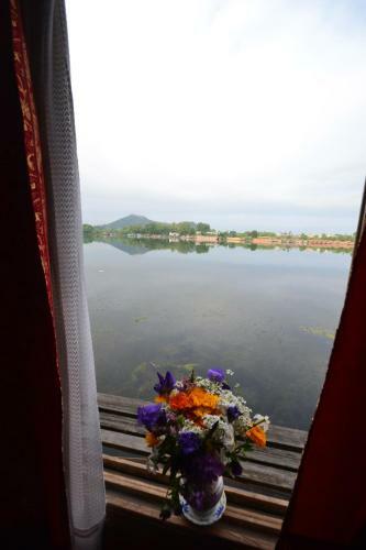 Houseboat Lily Of Nageen