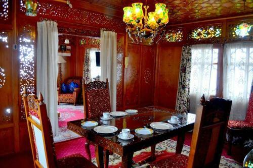 Houseboat Lily Of Nageen