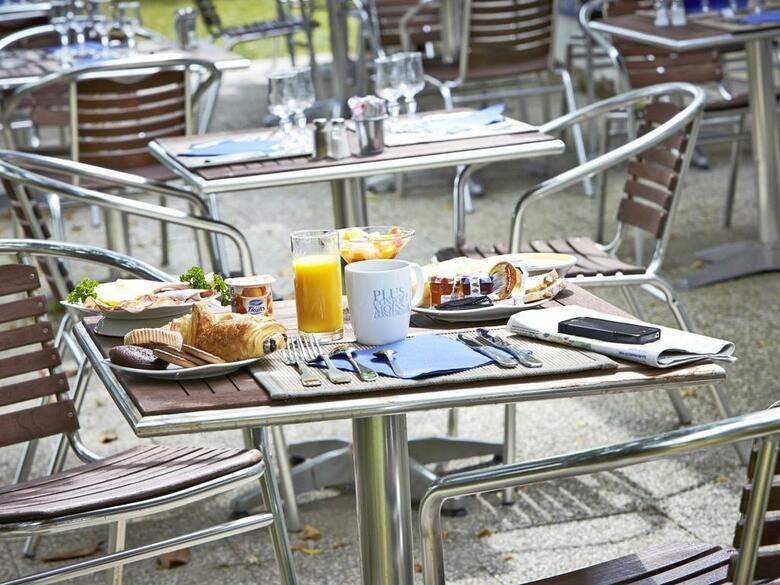 Kyriad Villeneuve La Garenne Hotel