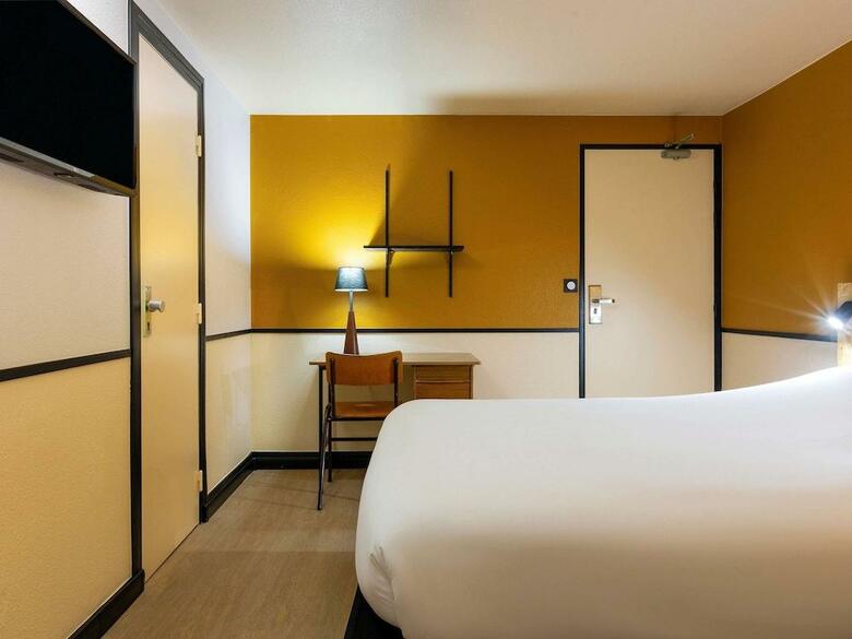 Kyriad Villeneuve La Garenne Hotel