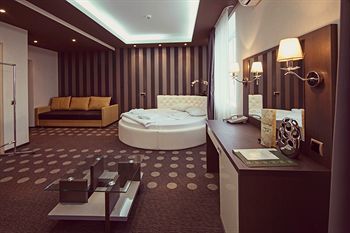 Hotel Ambassador Plaza
