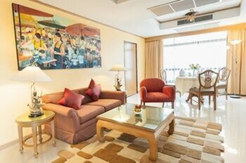 Pinnacle Lumpinee Hotel & Spa