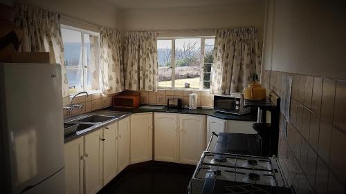 Hotel Lake Naverone Holiday Cottages