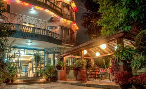 Hotel Silver Oaks Inn