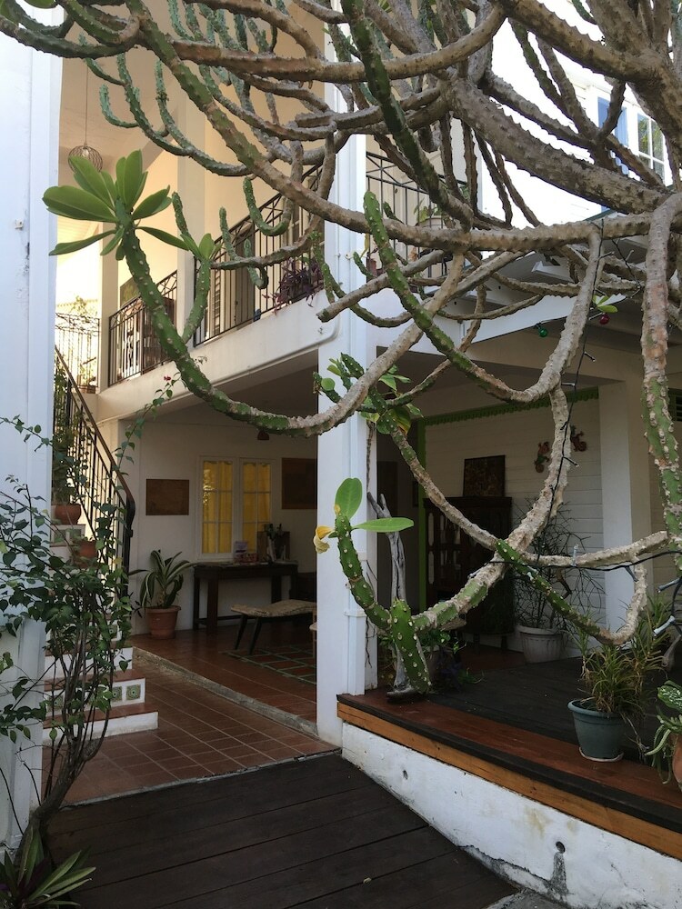 Green Roof Inn