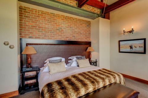 Lodge Tintswalo Waterfall