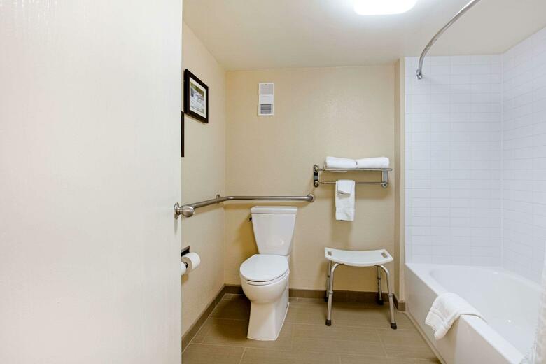 Hotel Comfort Inn And Suites - Airport