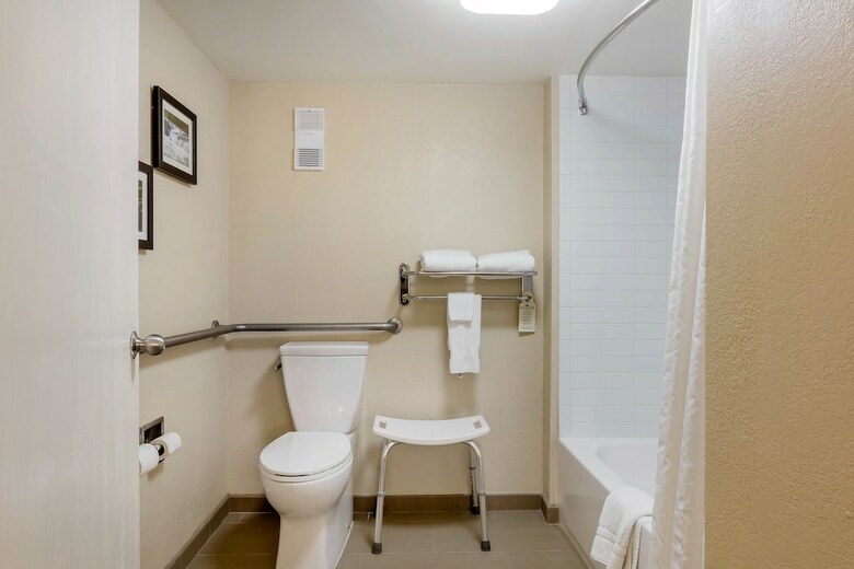 Hotel Comfort Inn And Suites - Airport