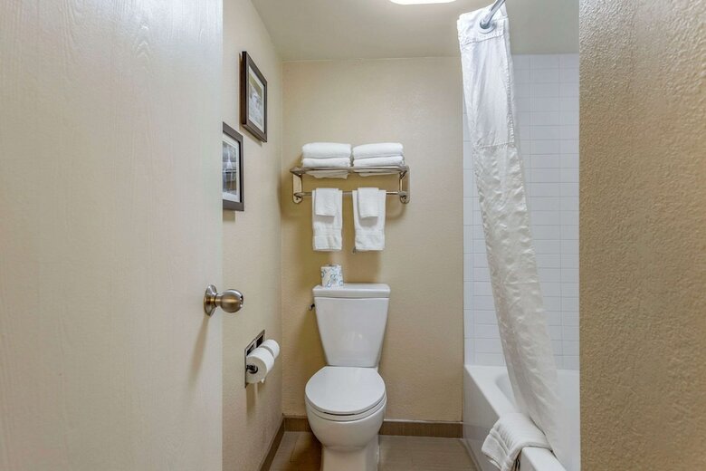 Hotel Comfort Inn And Suites - Airport